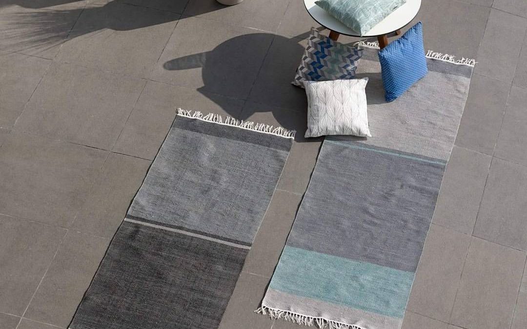 2 outdoor rugs with 4 cushions