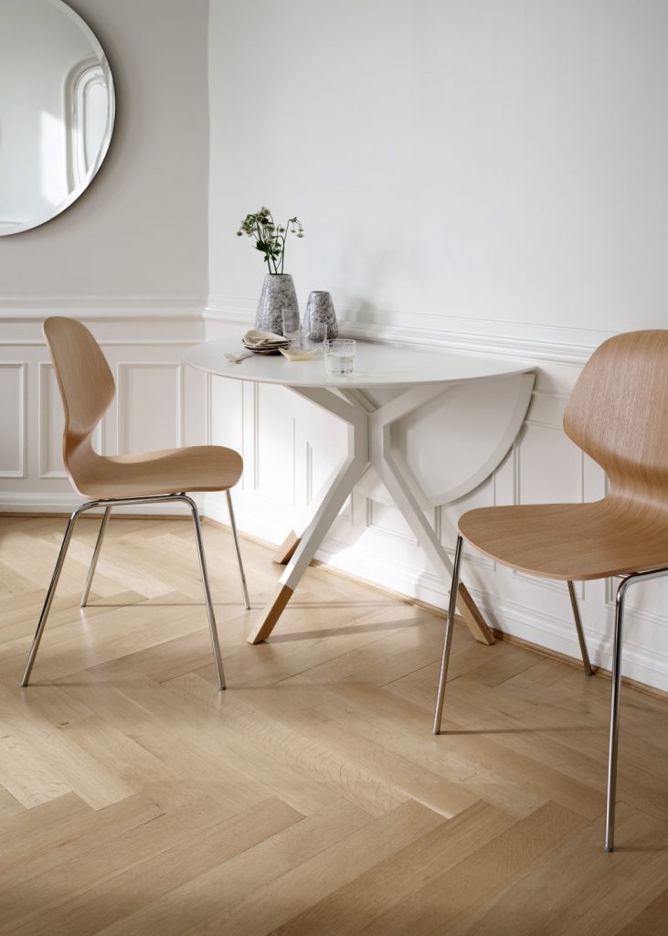 Billund collapsible dining table and Aarhus chairs by BoConcept