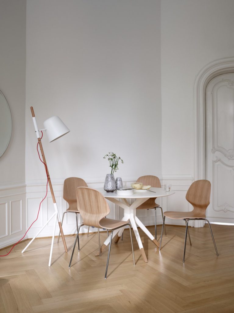 Billund dining table, Aarhus chairs and Outrigger floor lamp by BoConcept